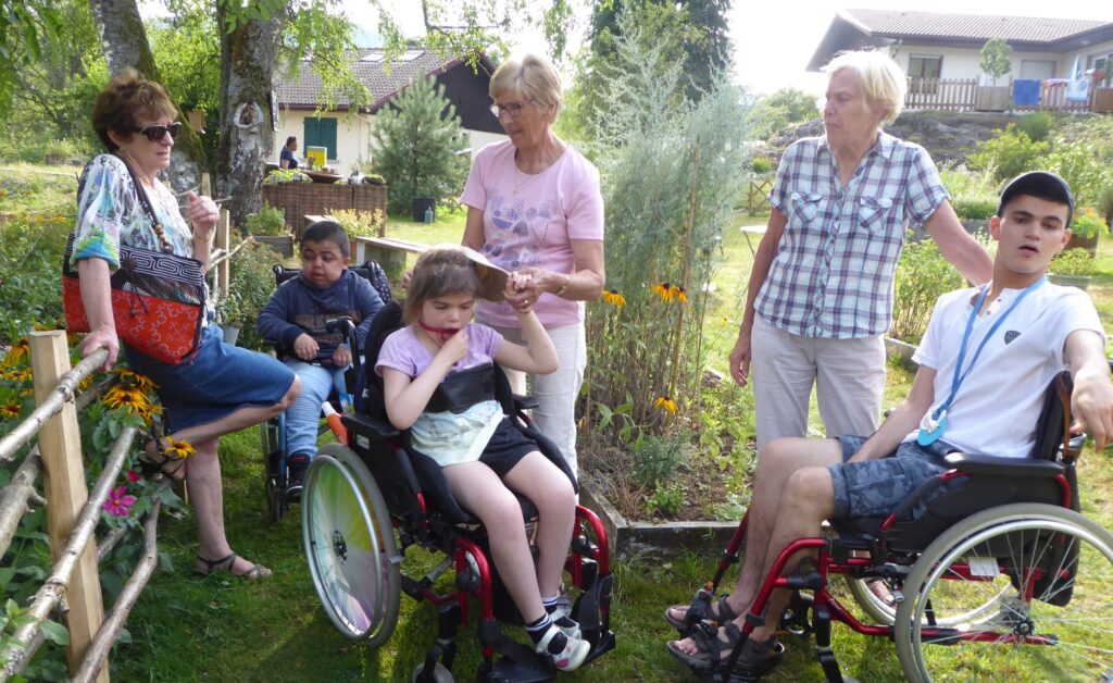 groupe benevoles avec enfant malades en balade