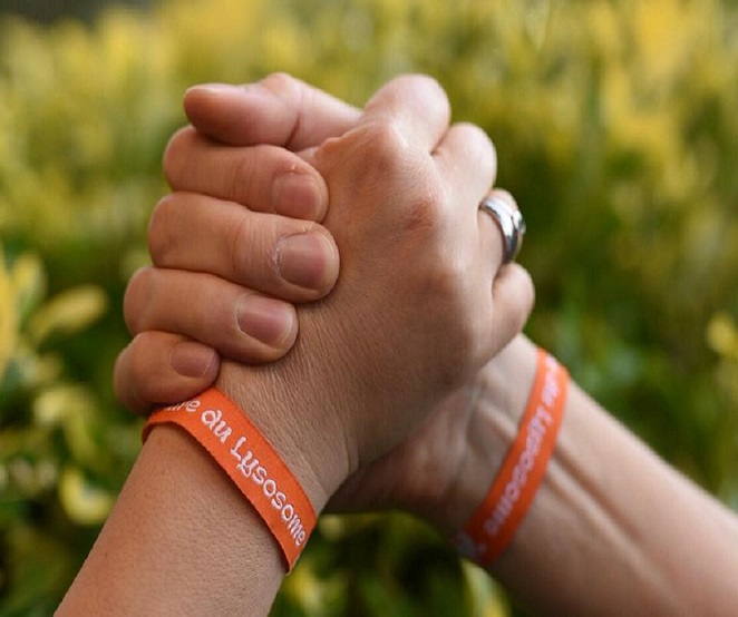 2 mains qui se tiennent fermement avec un bracelet aux couleurs de Vml