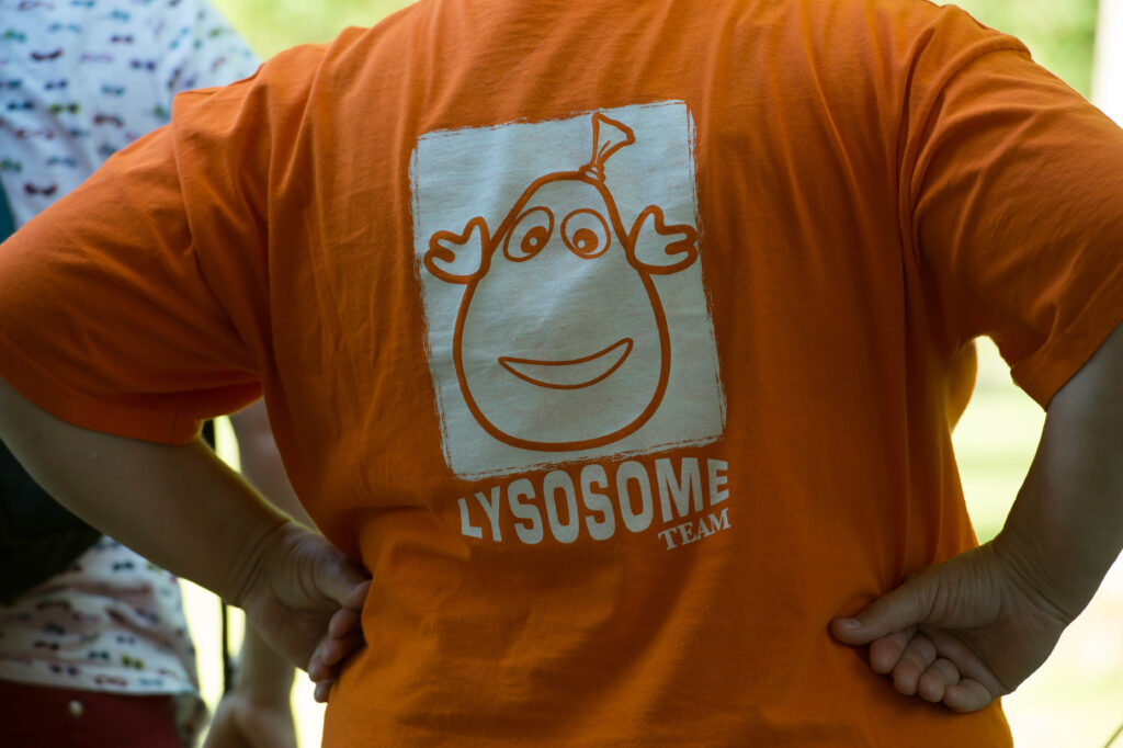 personne de dos avec un teeshirt benevole lysosome