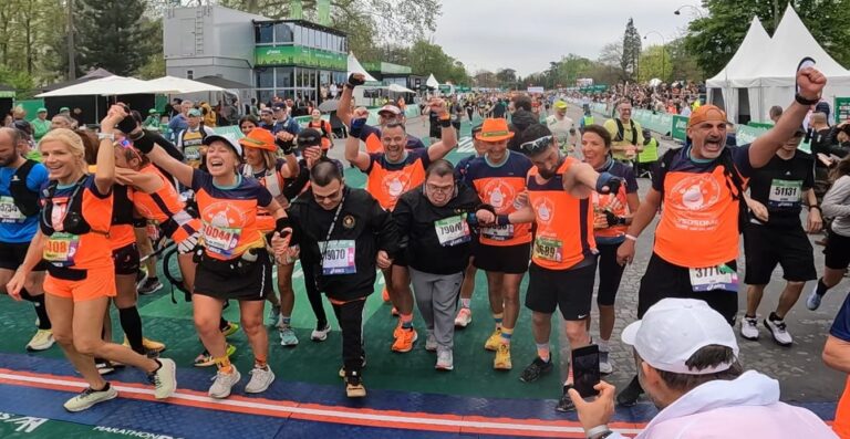 Eric et Antoine passent la ligne d'arrivee du marathon de paris soutenu par les copains